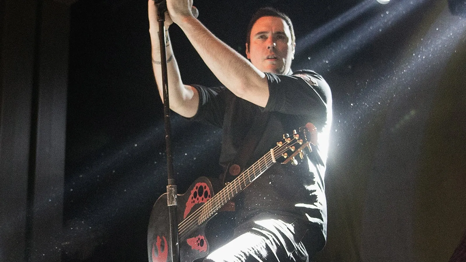 Солист Breaking Benjamin прервал концерт, чтобы высказаться о rivalry с моддером Fallout 4 Солист Breaking Benjamin прервал концерт, чтобы высказаться о rivalry с моддером Fallout 4